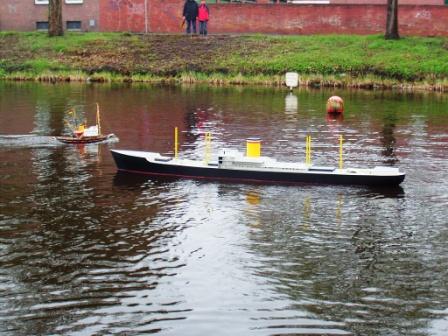Kurt's 4,2-Meter-Boot in voller Fahrt. Es ist zwar noch einiges zu tun, aber es sieht schon gewaltig aus !